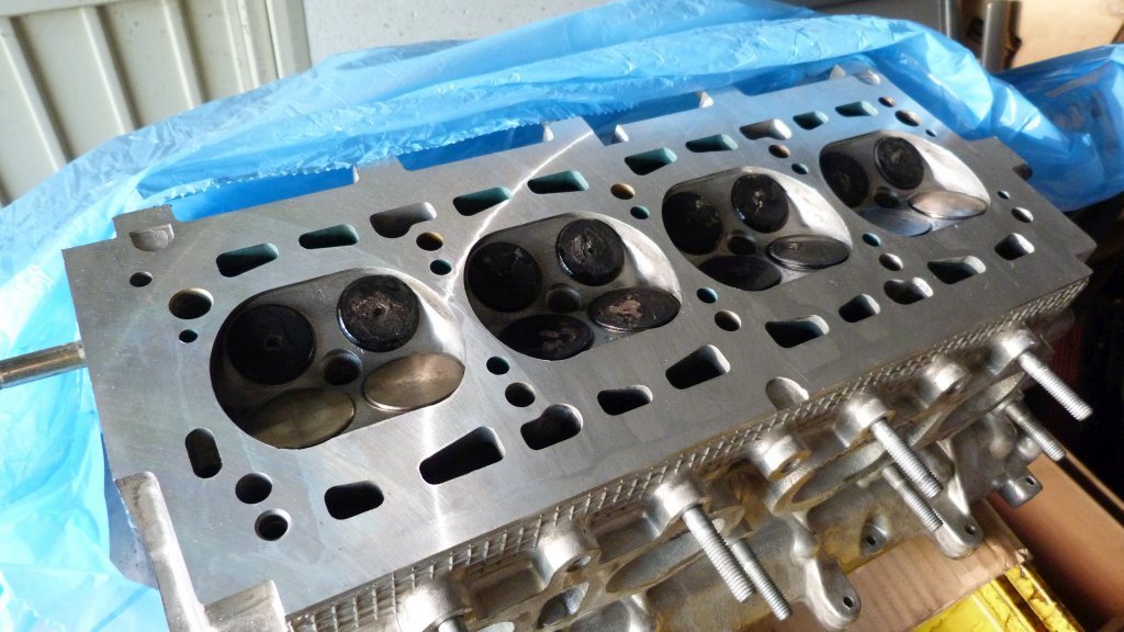 125_Überholung Ersatzmotor_Zylinderkopf_eingeschliffen & Ventile montiert_05-2015.jpg