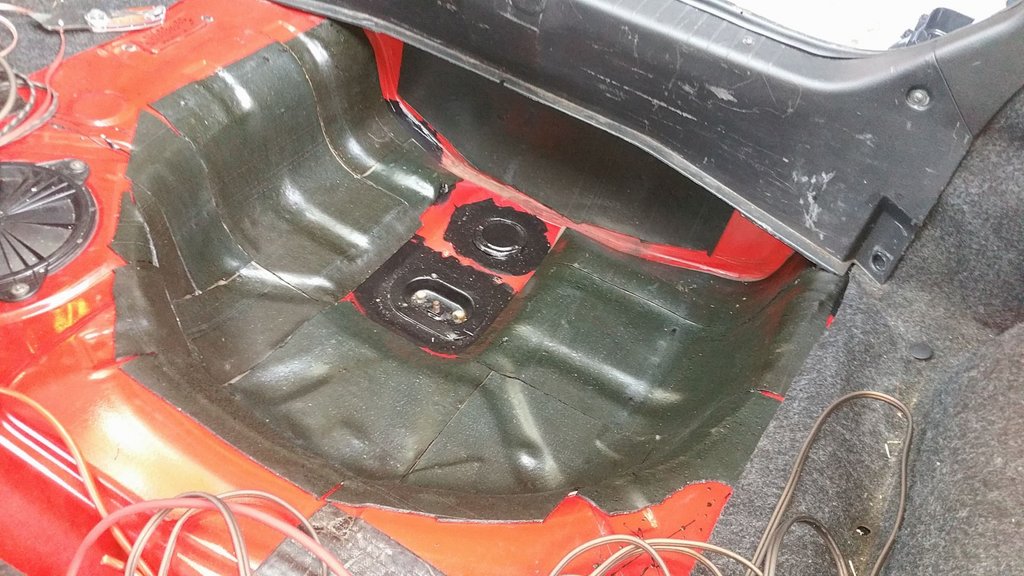 293_Hifi-Umbau 2018_Grosszügiges Dämmen hilft gegen rhytmisch klappernde Bleche.jpg