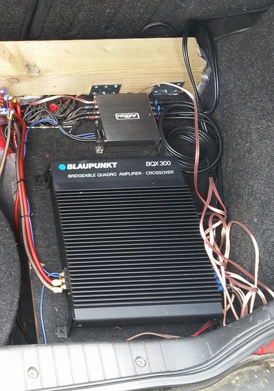 303_Hifi-Umbau 2018_Axton A500DSP und 4Kanal-Endstufe Blaupunkt BQ X300 von 1993.jpg