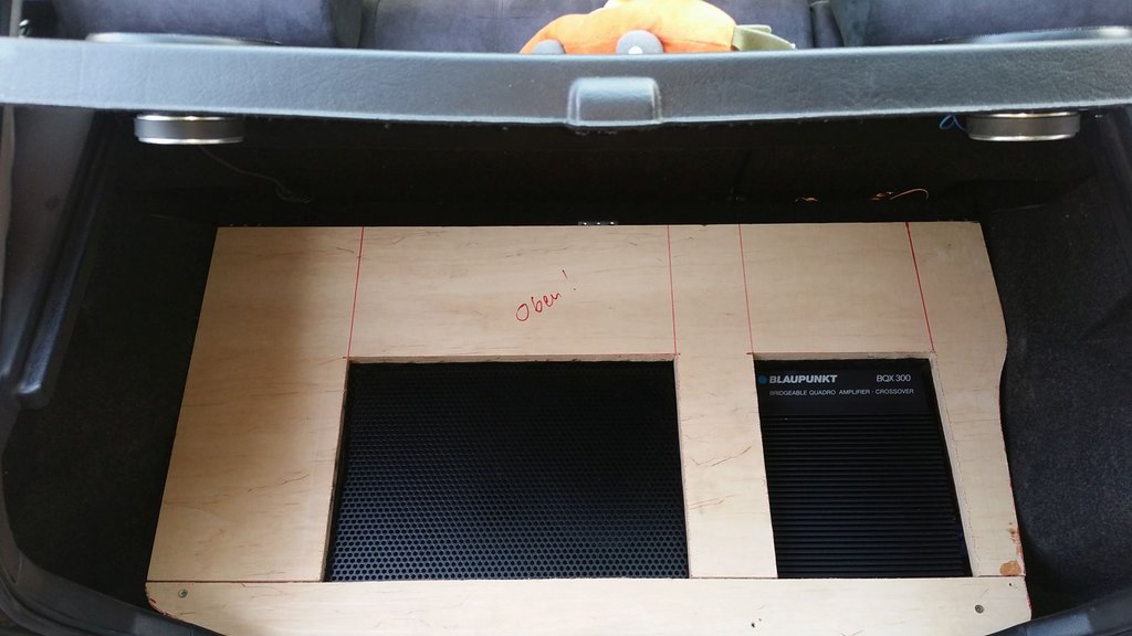 311_Hifi-Umbau 2018_Doppelter Boden im Kofferraum 3 - freier Blick auf zeitgemäße Technik.jpg
