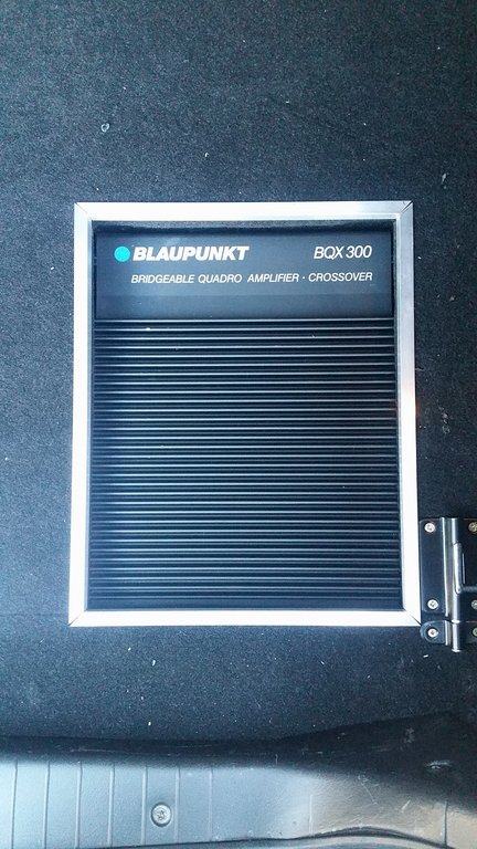 317_Hifi-Umbau 2018_Doppelter Boden im Kofferraum fertig - Blaupunkt leicht begradigt.jpg