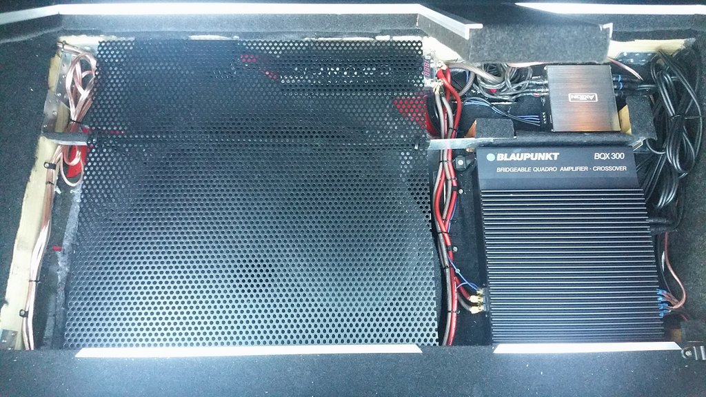 318_Hifi-Umbau 2018_Doppelter Boden im Kofferraum fertig - aufklappbar für den Service.jpg
